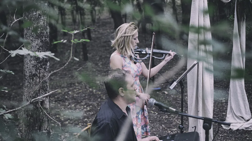Violon et piano en duo pendant une cérémonie de mariage en plein air